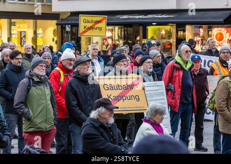 Pro Gäubahn demonstriert in Stuttgart für den Erhalt der Gäubahn. Hannes Rockenbauch, Stuttgarter SÖS-Stadtrat. Die internationale Fernverkehrstrecke nach Zürich und Konstanz soll im Zusammenhang von Stuttgart 21 und der Neuordnung der Bahntrassen gekappt werden. Plänen für eine neue Streckenführung fehlt die Planfeststellung, auch die Finanzierung ist unsicher. // 23.01.2025: Stuttgart, Baden-Württemberg, Deutschland. *** Pro Gäubahn demonstriert in Stuttgart für den Erhalt der Gäubahn Hannes Rockenbauch, Stuttgart SÖS Stadtrat der internationalen Fernstrecke nach Zürich an Stockfoto