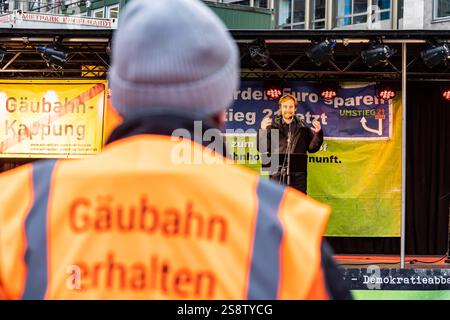 Pro Gäubahn demonstriert in Stuttgart für den Erhalt der Gäubahn. Hannes Rockenbauch, Stuttgarter SÖS-Stadtrat. Die internationale Fernverkehrstrecke nach Zürich und Konstanz soll im Zusammenhang von Stuttgart 21 und der Neuordnung der Bahntrassen gekappt werden. Plänen für eine neue Streckenführung fehlt die Planfeststellung, auch die Finanzierung ist unsicher. // 23.01.2025: Stuttgart, Baden-Württemberg, Deutschland. *** Pro Gäubahn demonstriert in Stuttgart für den Erhalt der Gäubahn Hannes Rockenbauch, Stuttgart SÖS Stadtrat der internationalen Fernstrecke nach Zürich an Stockfoto