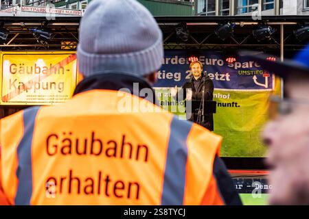 Pro Gäubahn demonstriert in Stuttgart für den Erhalt der Gäubahn. Hannes Rockenbauch, Stuttgarter SÖS-Stadtrat. Die internationale Fernverkehrstrecke nach Zürich und Konstanz soll im Zusammenhang von Stuttgart 21 und der Neuordnung der Bahntrassen gekappt werden. Plänen für eine neue Streckenführung fehlt die Planfeststellung, auch die Finanzierung ist unsicher. // 23.01.2025: Stuttgart, Baden-Württemberg, Deutschland. *** Pro Gäubahn demonstriert in Stuttgart für den Erhalt der Gäubahn Hannes Rockenbauch, Stuttgart SÖS Stadtrat der internationalen Fernstrecke nach Zürich an Stockfoto