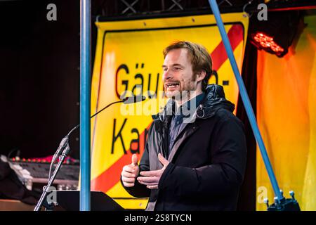 Pro Gäubahn demonstriert in Stuttgart für den Erhalt der Gäubahn. Hannes Rockenbauch, Stuttgarter SÖS-Stadtrat. Die internationale Fernverkehrstrecke nach Zürich und Konstanz soll im Zusammenhang von Stuttgart 21 und der Neuordnung der Bahntrassen gekappt werden. Plänen für eine neue Streckenführung fehlt die Planfeststellung, auch die Finanzierung ist unsicher. // 23.01.2025: Stuttgart, Baden-Württemberg, Deutschland. *** Pro Gäubahn demonstriert in Stuttgart für den Erhalt der Gäubahn Hannes Rockenbauch, Stuttgart SÖS Stadtrat der internationalen Fernstrecke nach Zürich an Stockfoto
