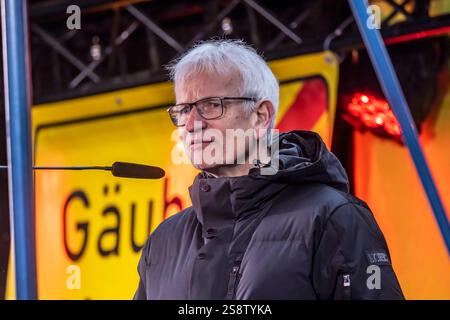 Pro Gäubahn demonstriert in Stuttgart für den Erhalt der Gäubahn. Jürgen Resch, Bundesgeschäftsführer der Deutschen Umwelthilfe. Die internationale Fernverkehrstrecke nach Zürich und Konstanz soll im Zusammenhang von Stuttgart 21 und der Neuordnung der Bahntrassen gekappt werden. Plänen für eine neue Streckenführung fehlt die Planfeststellung, auch die Finanzierung ist unsicher. // 23.01.2025: Stuttgart, Baden-Württemberg, Deutschland. *** Pro Gäubahn demonstriert in Stuttgart für den Erhalt der Gäubahn Jürgen Resch, Bundesgeschäftsführer der Deutschen Umwelthilfe the International Stockfoto