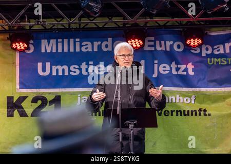 Pro Gäubahn demonstriert in Stuttgart für den Erhalt der Gäubahn. Jürgen Resch, Bundesgeschäftsführer der Deutschen Umwelthilfe. Die internationale Fernverkehrstrecke nach Zürich und Konstanz soll im Zusammenhang von Stuttgart 21 und der Neuordnung der Bahntrassen gekappt werden. Plänen für eine neue Streckenführung fehlt die Planfeststellung, auch die Finanzierung ist unsicher. // 23.01.2025: Stuttgart, Baden-Württemberg, Deutschland. *** Pro Gäubahn demonstriert in Stuttgart für den Erhalt der Gäubahn Jürgen Resch, Bundesgeschäftsführer der Deutschen Umwelthilfe the International Stockfoto