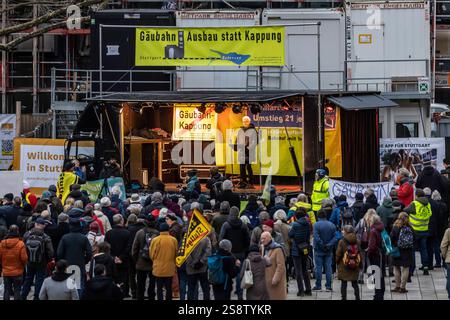 Pro Gäubahn demonstriert in Stuttgart für den Erhalt der Gäubahn. Jürgen Resch, Bundesgeschäftsführer der Deutschen Umwelthilfe. Die internationale Fernverkehrstrecke nach Zürich und Konstanz soll im Zusammenhang von Stuttgart 21 und der Neuordnung der Bahntrassen gekappt werden. Plänen für eine neue Streckenführung fehlt die Planfeststellung, auch die Finanzierung ist unsicher. // 23.01.2025: Stuttgart, Baden-Württemberg, Deutschland. *** Pro Gäubahn demonstriert in Stuttgart für den Erhalt der Gäubahn Jürgen Resch, Bundesgeschäftsführer der Deutschen Umwelthilfe the International Stockfoto