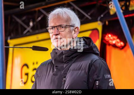 Pro Gäubahn demonstriert in Stuttgart für den Erhalt der Gäubahn. Jürgen Resch, Bundesgeschäftsführer der Deutschen Umwelthilfe. Die internationale Fernverkehrstrecke nach Zürich und Konstanz soll im Zusammenhang von Stuttgart 21 und der Neuordnung der Bahntrassen gekappt werden. Plänen für eine neue Streckenführung fehlt die Planfeststellung, auch die Finanzierung ist unsicher. // 23.01.2025: Stuttgart, Baden-Württemberg, Deutschland. *** Pro Gäubahn demonstriert in Stuttgart für den Erhalt der Gäubahn Jürgen Resch, Bundesgeschäftsführer der Deutschen Umwelthilfe the International Stockfoto