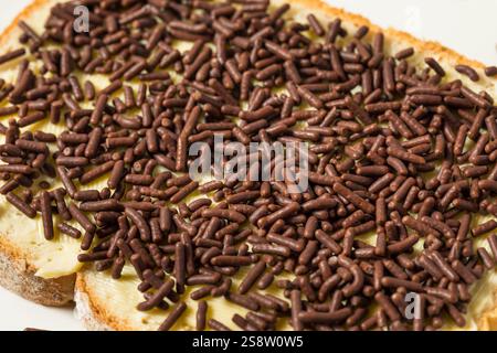 Hausgemachter holländischer Hagelslag-Toast mit Butter und Schokoladenstreuseln Stockfoto