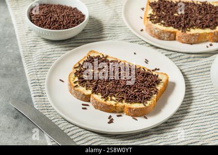 Hausgemachter holländischer Hagelslag-Toast mit Butter und Schokoladenstreuseln Stockfoto
