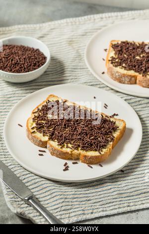 Hausgemachter holländischer Hagelslag-Toast mit Butter und Schokoladenstreuseln Stockfoto