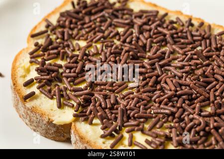 Hausgemachter holländischer Hagelslag-Toast mit Butter und Schokoladenstreuseln Stockfoto