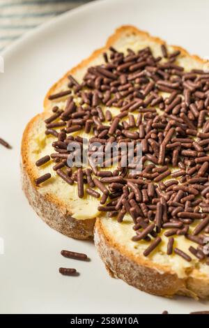 Hausgemachter holländischer Hagelslag-Toast mit Butter und Schokoladenstreuseln Stockfoto