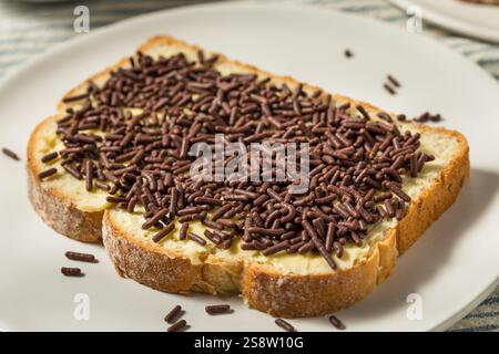 Hausgemachter holländischer Hagelslag-Toast mit Butter und Schokoladenstreuseln Stockfoto