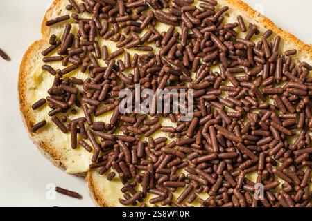 Hausgemachter holländischer Hagelslag-Toast mit Butter und Schokoladenstreuseln Stockfoto