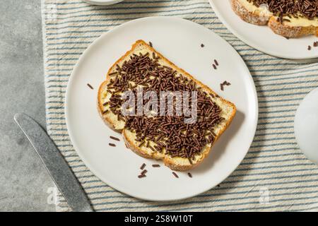 Hausgemachter holländischer Hagelslag-Toast mit Butter und Schokoladenstreuseln Stockfoto
