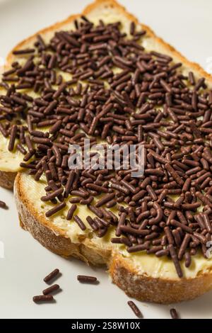 Hausgemachter holländischer Hagelslag-Toast mit Butter und Schokoladenstreuseln Stockfoto