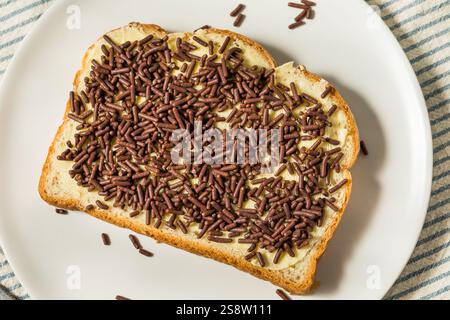 Hausgemachter holländischer Hagelslag-Toast mit Butter und Schokoladenstreuseln Stockfoto