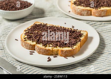 Hausgemachter holländischer Hagelslag-Toast mit Butter und Schokoladenstreuseln Stockfoto