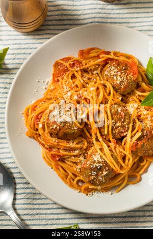 Hausgemachte italienische Spaghetti-Fleischbällchen mit Tomatensauce und Basilikum Stockfoto