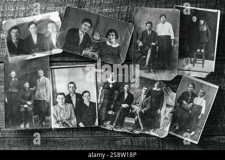 Alte alte Fotos der ukrainischen Familie. Das Foto wurde in der Sowjetunion um die 1930-35er Jahre in der Ukraine aufgenommen. Retro-Schwarzweiß-Fotografie von Stockfoto