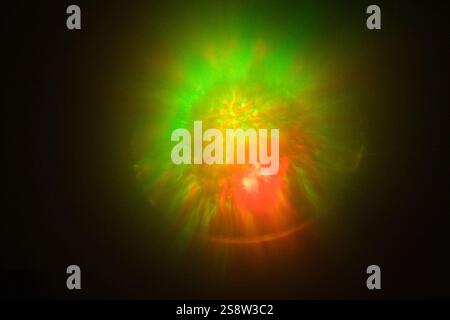 Eine Serie lebendiger abstrakter Bilder, inspiriert von kosmischen Phänomenen, mit bunten Lichtausbrüchen und ätherischen Lichtstrahlen. Stockfoto