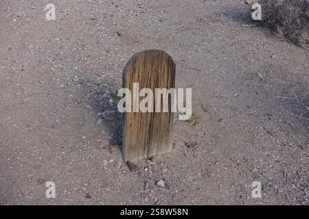 Ein nicht ganz verlassener Friedhof befindet sich südlich der Geisterstadt Ryolite in Zentral-Nevada Stockfoto