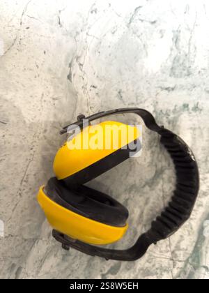 Schützende Gehörschutzgehörschützer auf einer strukturierten Oberfläche in einem gut beleuchteten Bereich Stockfoto