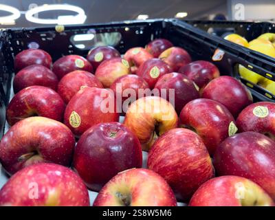 Frische rote Äpfel ordentlich in einem Supermarkt angeordnet Stockfoto