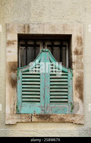 Wunderschöne Holzläden eines Gebäudes im historischen Zentrum von Noci, Italien Stockfoto