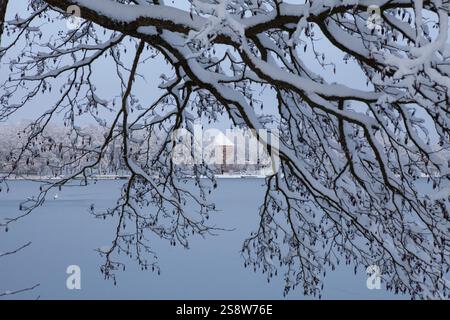 Die Schönheit eines Wintertages zeigt sich in diesem Bild des Bernardiner Sees in Trakai, Litauen. Die Sonne scheint hell über dem Kopf und wirft einen warmen Glo Stockfoto