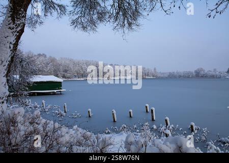 Die Schönheit eines Wintertages zeigt sich in diesem Bild des Bernardiner Sees in Trakai, Litauen. Die Sonne scheint hell über dem Kopf und wirft einen warmen Glo Stockfoto