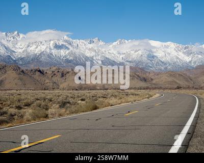 Kalifornien, Sierra Nevada Mountain Range, Blick auf die Eastern Sierra vom Highway 395 mit Mount Whitney Stockfoto