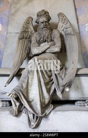 Alte Engelsstatue, die in der Besinnung auf einem Grab sitzt. Gedächtnis und Nostalgie Stockfoto