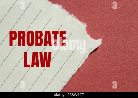 Nachricht zum Nachlassgesetz, geschrieben auf gerissenem, liniertem Papier mit rotem Hintergrund. Symbol für das konzeptionelle Nachlassgesetz. Kopierbereich. Stockfoto