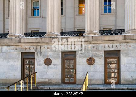 Fassade des Gebäudes des US-Finanzministeriums mit markanten Säulen und Eingangstüren in Washington, D.C. Stockfoto