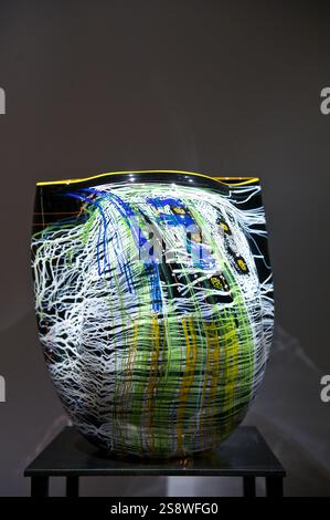 Lebendige Glasskulpturen von Dale Chihuly, die unter Galeriebeleuchtung gezeigt werden, zeigen seine charakteristische Farbe, Form und fließende künstlerische Handwerkskunst Stockfoto