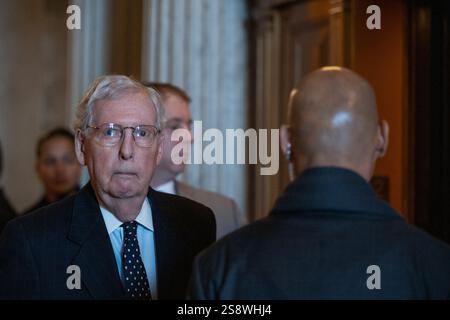 Washington, Usa. Januar 2025. Senator Mitch McConnell, R-KY, verlässt die senatskammer, nachdem er am Donnerstag, den 23. Januar 2025, im US-Kapitol in Washington, DC, gewählt hatte. Foto: Annabelle Gordon/UPI Credit: UPI/Alamy Live News Stockfoto