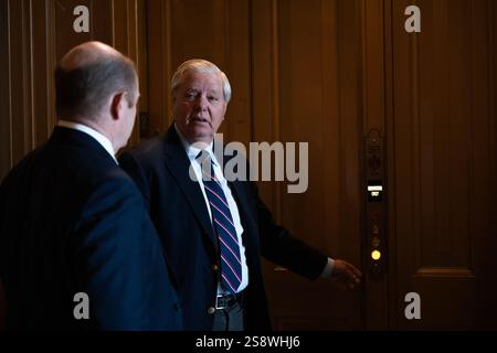 Washington, Usa. Januar 2025. Senator Chris Coons, D-DE, und Senator Lindsey Graham, R-SC, verlassen die senatskammer, nachdem sie am Donnerstag, den 23. Januar 2025, im US-Kapitol in Washington, DC, gewählt hatten. Foto: Annabelle Gordon/UPI Credit: UPI/Alamy Live News Stockfoto