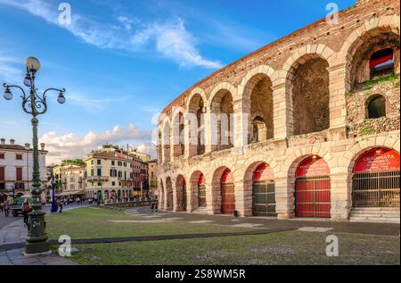 Die römische Arena auf der Piazza Bra, Verona, Italien. Erbaut im ersten Jahrhundert, ist es heute berühmt für seine großen Opernaufführungen. Stockfoto