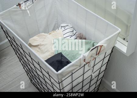 Blick von oben auf eine Schmutzwäsche auf dem Boden Stockfoto