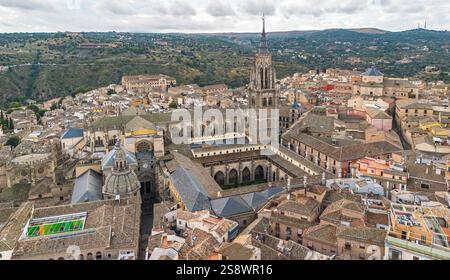 Aus der Vogelperspektive der Primatischen Kathedrale der Heiligen Maria von Toledo in der autonomen Gemeinde Kastilien-La Mancha, Spanien Stockfoto
