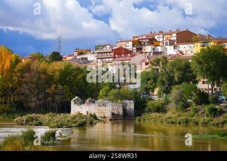 Ruinen einer eingestürzten Brücke über den Fluss Douro in Tordesillas, einer Stadt in der Provinz Valladolid in Kastilien und León, Spanien Stockfoto