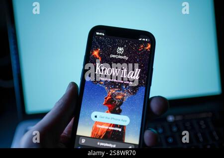 In dieser Abbildung wird die Perplexity AI-Website auf einem Smartphone-Bildschirm angezeigt. Die AI-Startperplexität hat eine Assistenzfunktion für Android-Geräte gestartet. Stockfoto