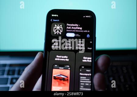 In dieser Abbildung wird die Perplexity AI App auf einem Smartphone-Bildschirm angezeigt. Die AI-Startperplexität hat eine Assistenzfunktion für Android-Geräte gestartet. Stockfoto