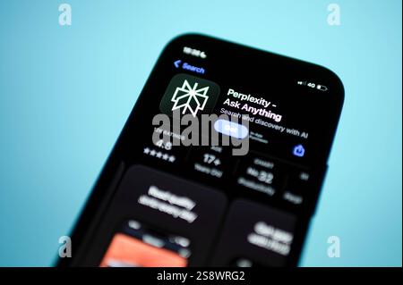UK. Januar 2025. In dieser Abbildung wird die Perplexity AI App auf einem Smartphone-Bildschirm angezeigt. Die AI-Startperplexität hat eine Assistenzfunktion für Android-Geräte gestartet. (Foto von David Tramontan/SOPA Images/SIPA USA) *** ausschließlich für redaktionelle Nachrichten *** Credit: SIPA USA/Alamy Live News Stockfoto