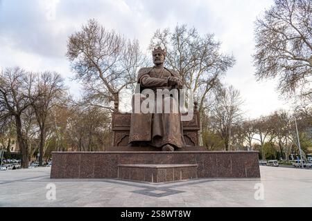Amir Temur Monument in Samarkand, Usbekistan, Zentralasien - Bronzestatue des berühmten Eroberers, der das Timuridenreich gründete, auf seinem Thron Stockfoto