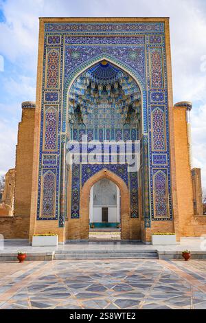 Gur-e-Amir oder Amir Temur (Tamerlane) Mausoleum in Samarkand, Usbekistan - unter dieser blauen Kuppel befindet sich das Grab des Gründers des Timuridenreiches Stockfoto