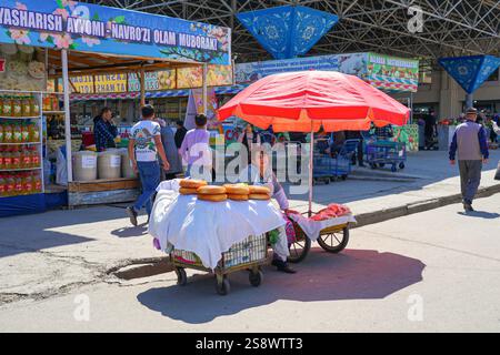 Marktstand mit frischem usbekischen Non (Brot) auf dem Siab Basar (Siyob Dehqon Bozori) Markt in Samarkand, Usbekistan, Zentralasien Stockfoto