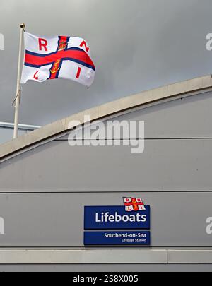 Die RNLI-Flagge fliegt an der On Shore Lifeboat Station, Southend on Sea, City of Southend. Stockfoto