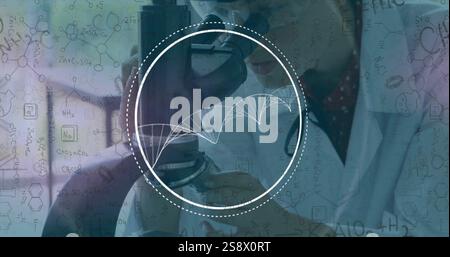 Abbildung des dna-Strangs über chemischen Gleichungen und kaukasischer Wissenschaftler mit Mikroskop Stockfoto