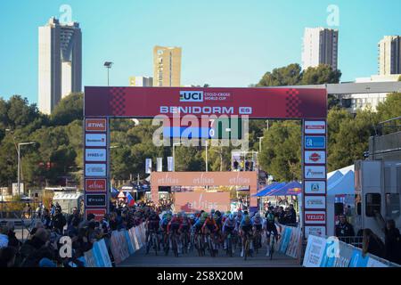 Benidorm, Valencianische Gemeinde, Spanien. Januar 2025. Benidorm, Spanien, 19. Januar 2025: Radfahrer starten beim UCI Cyclo-Cross World Cup Benidorm Junior Men's Rennen am 19. Januar 2025 in Benidorm, Spanien. (Kreditbild: © Alberto Brevers/Pacific Press via ZUMA Press Wire) NUR REDAKTIONELLE VERWENDUNG! Nicht für kommerzielle ZWECKE! Stockfoto