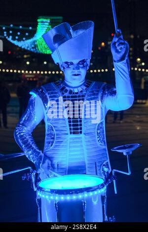 London, Großbritannien. Januar 2025. Funken! Am Eröffnungsabend ihres interaktiven Light Festivals treten LED-Trommler rund um die Battersea Power Station auf und zeigen die Arbeit von acht Studios, die alle ein Debüt in Großbritannien oder London geben, vom 23. Januar bis 23. Februar. Quelle: Eleventh Photography/Alamy Live News Stockfoto