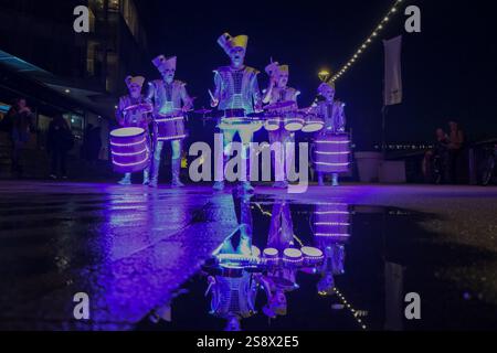London, Großbritannien. Januar 2025. Funken! Am Eröffnungsabend ihres interaktiven Light Festivals treten LED-Trommler rund um die Battersea Power Station auf und zeigen die Arbeit von acht Studios, die alle ein Debüt in Großbritannien oder London geben, vom 23. Januar bis 23. Februar. Quelle: Eleventh Photography/Alamy Live News Stockfoto